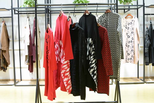 库存折扣女装 优势分析与优质批发货源指南